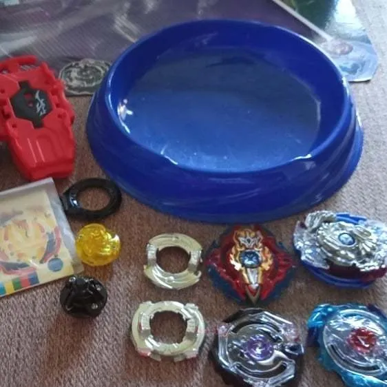 Set Beyblade Burst avec Arène + 4 Toupies + 2 Lanceurs – Image 2